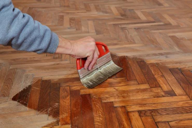 Come sistemare il parquet graffiato o macchiato