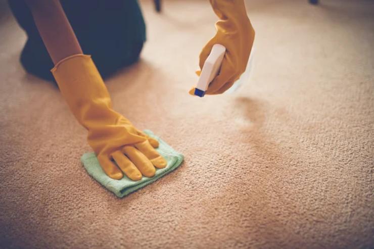 Come rimuovere le macchie dal tappeto