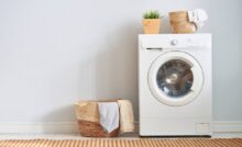 Come ricavare una zona lavanderia in un bagno con doccia