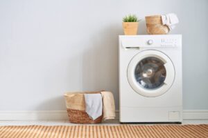 Come ricavare una zona lavanderia in un bagno con doccia